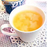橙寒天啫喱<br>香橙啫喱內，浮着星星狀的椰果及菠蘿肉，低糖兼不含脂肪，減肥少女可放心享用。啫喱口味不時轉換，過往做過西柚、蘋果、蜜瓜、咖啡等。