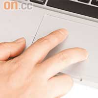 同樣附上特大的玻璃面Multi-Touch Pad。