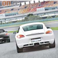 Road Tour環節跟隨導師嘅引導車，學習走Apex線位。