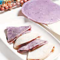 鴛鴦餌塊 $25<br>白色的用白米漿做成，紫色的則用紫米漿，煎香後塗上味道適中的雲南甜醬，入口煙韌，不麻不辣。