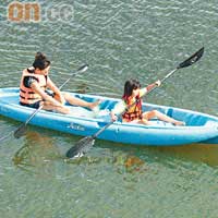 不少住客喜歡划獨木舟環繞礁湖一圈。