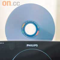 兼播CD、DVD、VCD、DVD±R/RW、DivX及以MP3、WMA格式燒錄的CD-R/RW。