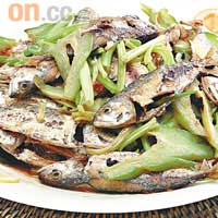 上川島燜雜魚$68<br>所選用的海鮮全是每天新鮮選購，此菜式便混合了超過三種時令海魚，像油鯛、池魚等，別看魚仔細細，其肉厚味鮮又少骨。