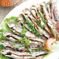 虎門蒜香煎鱭魚$48<br>鱭魚是棲息在鹹淡水交界的小魚，肉甜而不腥，清除內臟後，簡單以鹽醃過煎香，已非常滋味。