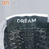 鞋舌背後縫上Dream字樣，為各位波友注入正能量。