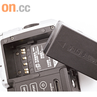 隨機附送BN-VF908電池一顆，支援一小時十五分鐘的連續攝錄。