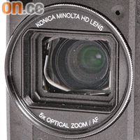 採用Konica Minolta高清鏡頭，支援五倍光學及二百倍數碼變焦，同時備有超級OIS光學防震功能，透過鏡頭前端的稜鏡技術，確保影像清晰穩定。
