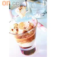 Affogato $32這款以雲呢拿雪糕加入一Shot小店特選的肯亞咖啡，再配合蜜糖及杏仁的甜品，清甜中帶香濃咖啡味。