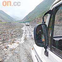 什邡巿和綿竹巿距離成都約兩個半小時車程，部分路段滿目瘡痍。