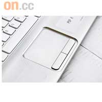 半透明的TouchPad，操作時十分舒服。