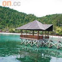 加雅島碼頭旁有不少水上涼亭，跟沙灘和碧海構成美麗的風景。