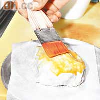 3. 用巴馬火腿把烤好的牛柳包着。雜菌炒好放在酥皮上，再包着牛柳，塗上蛋黃漿，放入焗爐焗至酥皮變金黃即成。
