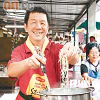 李老闆在巴剎開檔已十年，他的松魚頭米線大受歡迎。