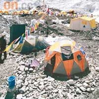 因為山上沒有酒店，主要是搭帳篷於山頭露宿，一個質料好的營幕是必備的。