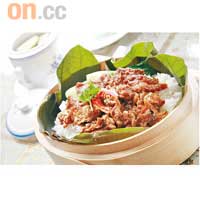 籠仔荷葉軟骨飯<br>豬軟骨及梅菜煮好後，放在荷葉飯上用竹籠蒸約半小時，飯粒入口帶淡淡荷香及竹香，與濃味的豬軟骨成強烈對比。$38