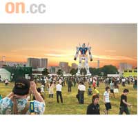 黃昏一刻，永遠是日本機械人動畫的經典畫面。
