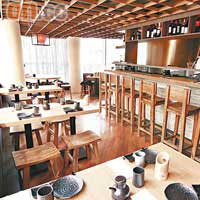三樓用餐區以深色木材枱櫈帶出舒適自然風，半開放式的廚房讓大家欣賞到大廚Yukihiro Miyasako 的手藝。