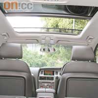天窗加天幕設計，大大增加車內的開揚感覺。