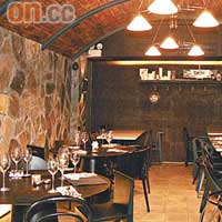 佔最大空間的「酒窖區」，氣氛簡單輕鬆，以粗糙石牆配搭木製拱形天花，風格與店名「Basement」很貼切。