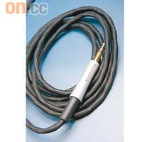 線纜以鍍銀的低氧銅線製成，減少電磁干擾，是音響發燒友常用的線材。