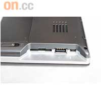 左側有miniUSB、USB及SD卡槽，可放入記憶卡等擴充儲存容量。