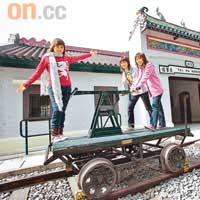 我們的鐵路博物 館雖然香港沒有Imon般級數的火車模型大廠，但我們也有位於大埔的香港鐵路博物館，全面介紹本地鐵路交通的歷史及發展，還保留舊火車站古蹟及其他鐵路設備，是香港火車迷必到的朝聖地。查詢：2653-3455