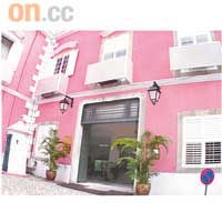加思欄軍事博物館是幢粉紅色歐陸建築，甚具情調。