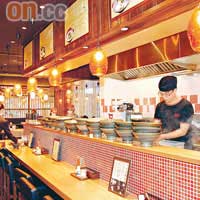 店子根據日本傳統拉麵店的格局而設計，吧枱位置可以邊食邊欣賞師傅煮麵。