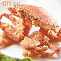 金沙黃油蟹　$65/両<br>有如黃金蝦的做法，但鴻星的大廚先將蟹蒸至五成熟，令蟹油初步成形後才切件，再沾上薄薄的鹹蛋黃金沙炒至剛熟，入口惹味無比。（C）