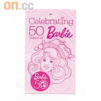 品牌以最代表Barbie的鮮粉紅色設計了這款慶祝五十歲的紙牌。