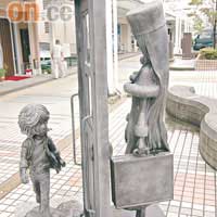 名為「別離」的雕像，重現了美達露與鐵郎相隔車門分別的經典畫面。