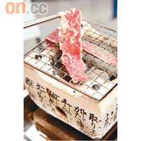 極上安格斯黑牛$100/6安士、$180/12安士安格斯黑牛肉眼薄片，用來打邊爐外，放在炭爐上燒來吃，亦別有一番滋味，火的熱力輕輕逼出油分，入口脂香十足。