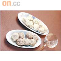潮打牛丸（前）潮打魚蛋（後）各$38牛丸以潮州黃牛肉手打而成，入口肉味濃郁，還非常彈牙；依足潮州傳統材料製成的魚蛋，則以鮫魚肉混合豬肉做成，另加入了左口魚乾，令魚鮮味更濃。