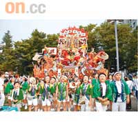 巡遊者穿起整齊「祭服」的八戶三社大祭。