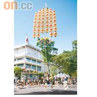 東北夏祭其中的竿燈祭，真係有人撐起掛滿燈籠的超長竹竿。