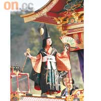 高山祭的屋台上，飾有可郁動的玩偶，十分精緻。