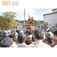高山祭的主角是巡行用的華麗屋台，吸引不少遊客圍觀拍照。