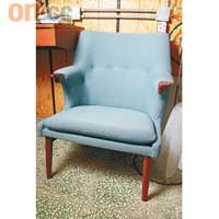 藍色Armchair，有機線條、圓腳正是五、六十年代Icon。$5,000