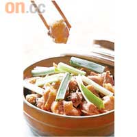 沙薑焗雞煲用上走地雞鮮炒，肉質煙韌，充滿沙薑香味。¥68
