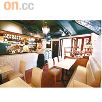 Cafe格局簡約舒適，服務員都能說日語，方便招呼日籍客人。