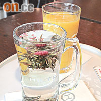 落水即開花的「花球」，熱茶也成為視覺享受。CHF5.5（約HK$40）客。