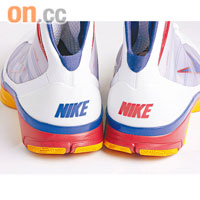 菲律賓版本的左右鞋踭，用上雙色的Nike標誌。