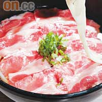 牛肉湯烏冬 $38<br>牛肉選用美國穀飼3A牛肩，脂肪比和牛少且分布均勻，有咬口又不粗糙，上菜時會在湯烏冬上鋪上生牛肉，讓客人自己決定牛肉的生熟度。