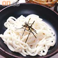 雜錦天婦羅胡麻醬撈烏冬 $50<br>撈烏冬用的胡麻醬及味噌都由日本入口，配合天婦羅蝦及三款天婦羅蔬菜，蘸上自家煮天婦羅汁，傳統風味更統一。