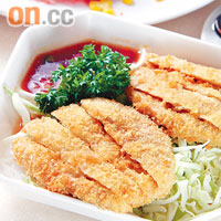 素扒飯 午市套餐$46<br>素扒驟眼看還以為是真雞扒，啖落質感亦相似，蘸少許糖醋汁吃，更添美味，令Toto與浩賢大讚。