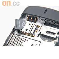 支援microSD記憶卡，不過要拆電才可更換。