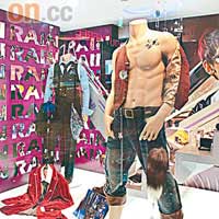 Rain的專櫃最似服裝店櫥窗，主要擺放他在MV着過的歌衫。
