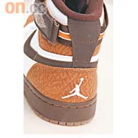 裂石紋麖皮面分布於鞋頭和鞋尾，踭位當然少不了Jumpman Logo。