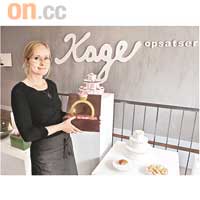 為配合以甜品為主題的展覽，Ditte製作了一枚鑲有紙杯蛋糕的巨型戒指。