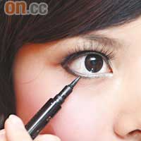 啡或黑色粗身眼線，能勾畫出眼部輪廓及線條美，使眼睛更明亮圓大。